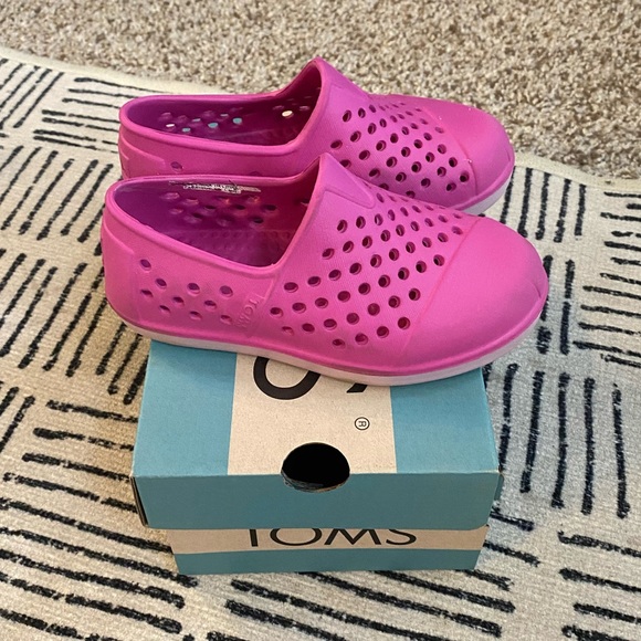 EUC Toddler girls Toms with box - Picture 2 of 3
